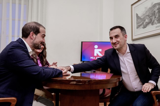 Επιστροφή Σακελλαρίδη με αγκαλιές και χαμόγελα - Η συνάντηση με Χαρίτση στη Βουλή και ο ρόλος του στη Νέα Αριστερά