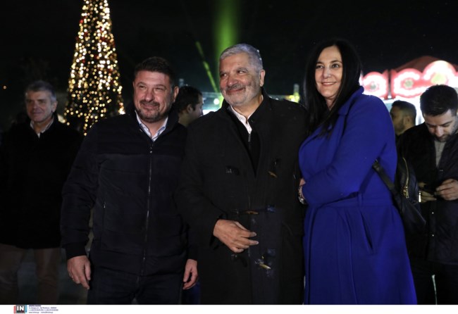 Ο Γιώργος Πατούλης στο χριστουγεννιάτικο δέντρο της Περιφέρειας - Τα αμήχανα χαμόγελα με τον διάδοχο Χαρδαλιά