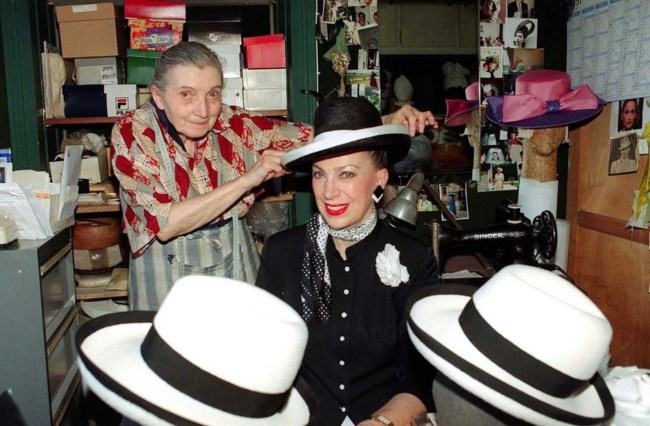 Dame au chapeau