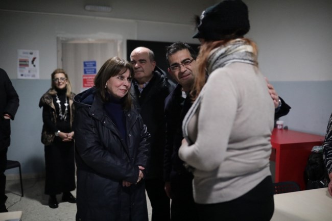Φαγητό σε άστεγους στο λιμάνι του Πειραιά μοίρασε η Κατερίνα Σακελλαροπούλου για τρίτη φορά [εικόνες]