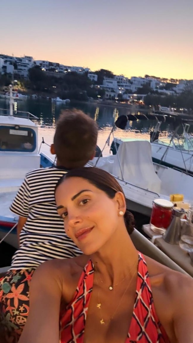 Σταματίνα Τσιμτσιλή: Μητέρα και γιος στο λιμάνι της Πάρου με φόντο το ηλιοβασίλεμα