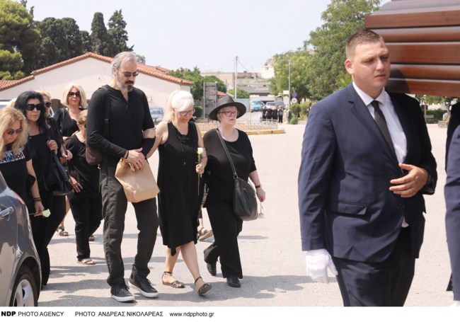 Αντζελα Ζήλεια: Θλίψη στο τελευταίο "αντίο" στη γνωστή τραγουδίστρια [εικόνες]