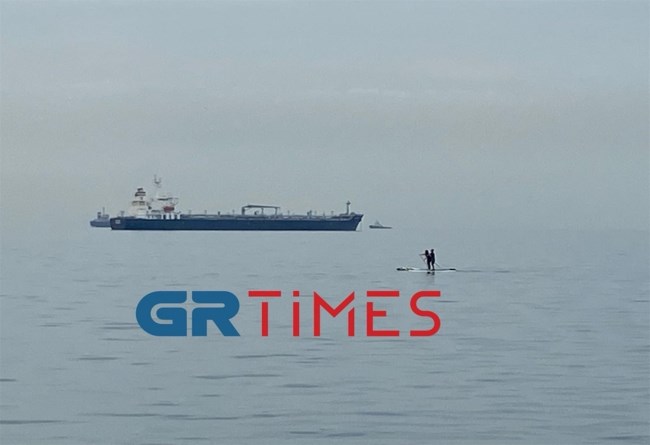 Θεσσαλονίκη: Τολμηροί κάνουν πρωινή βόλτα με SUP στον Θερμαϊκό [βίντεο]