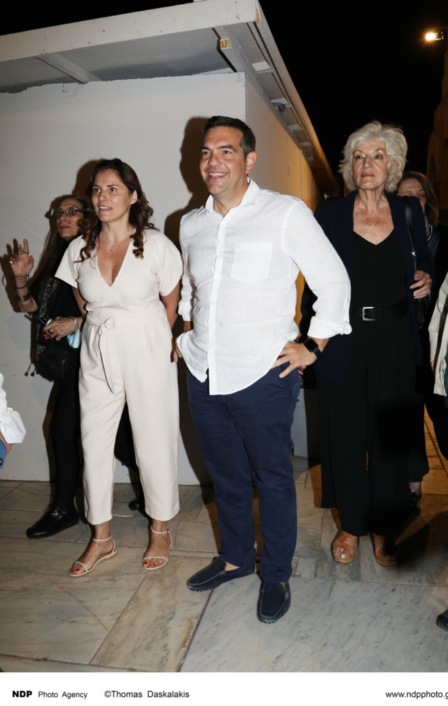 Μπέτυ Μπαζιάνα: Εντελώς άβαφη με κρεμ jumpsuit και φλατ πέδιλα στο Ηρώδειο