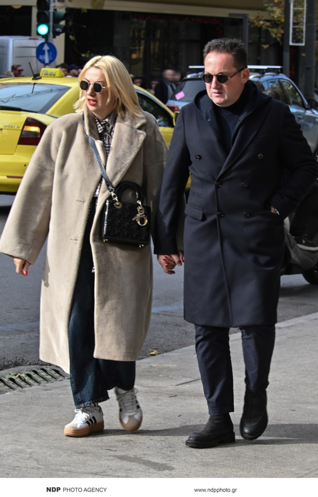 Στέλιος Πέτσας: Βόλτα στο κέντρο της Αθήνας με τη σύζυγό του, Βασιλική Τσόγκα
