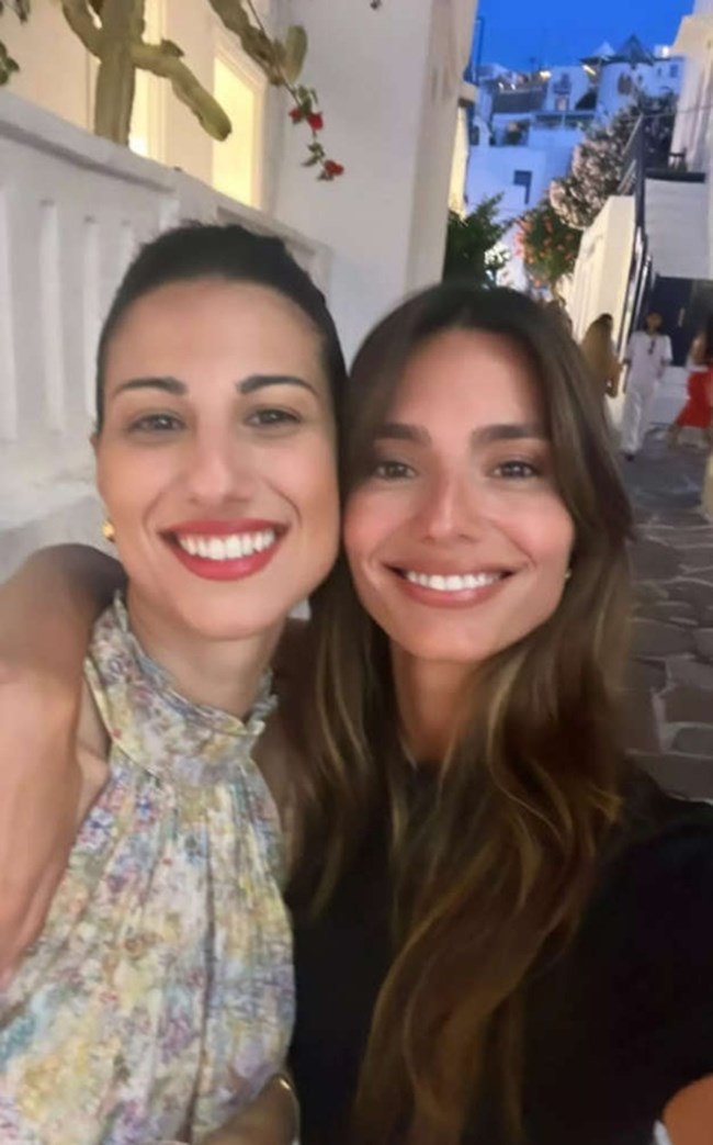 Η Ηλιάνα Παπαγεωργίου και η αδερφή της σεργιανίζουν πανέμορφες στα σοκάκια της Μυκόνου [εικόνες]