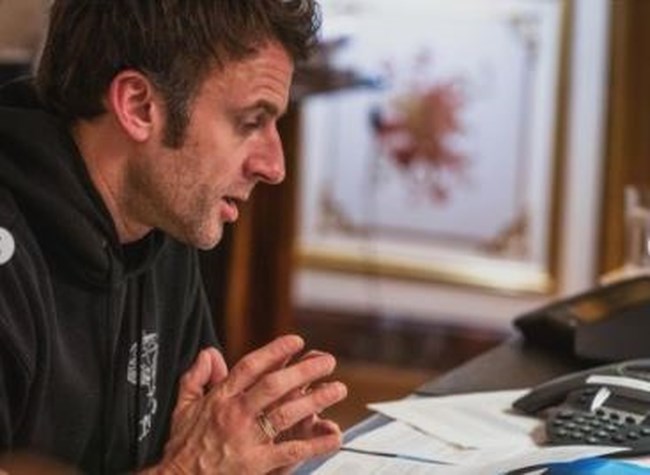 Εμανουέλ Μακρόν φωτογραφία τηλέφωνο