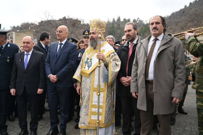 Φαρ Ουέστ στη Φλώρινα: Πιάστηκαν στα χέρια μπροστά στον Δένδια για τον Τίμιο Σταυρό [βίντεο]