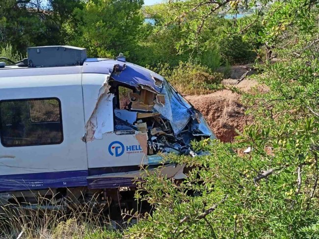 Αυλίδα: Τρένο με 130 επιβάτες συγκρούστηκε με φορτηγό - Τρεις οι ελαφρά τραυματίες, δύο παιδιά ανάμεσά τους [Εικόνες - Βίντεο]