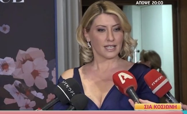 Σία Κοσιώνη: Το εφαρμοστό bleu nuit φόρεμά με το ασύμμετρο τελείωμα που συνδύασε με embellished γόβες Gianvito Rossi