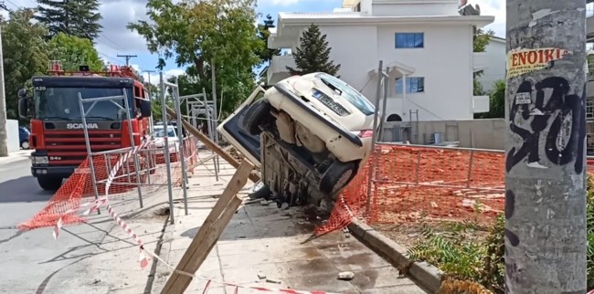Βίντεο-ντοκουμέντο από την επεισοδιακή καταδίωξη στην Κηφισιά - Το κλεμμένο αυτοκίνητο καρφώθηκε σε κολώνα και ανετράπη