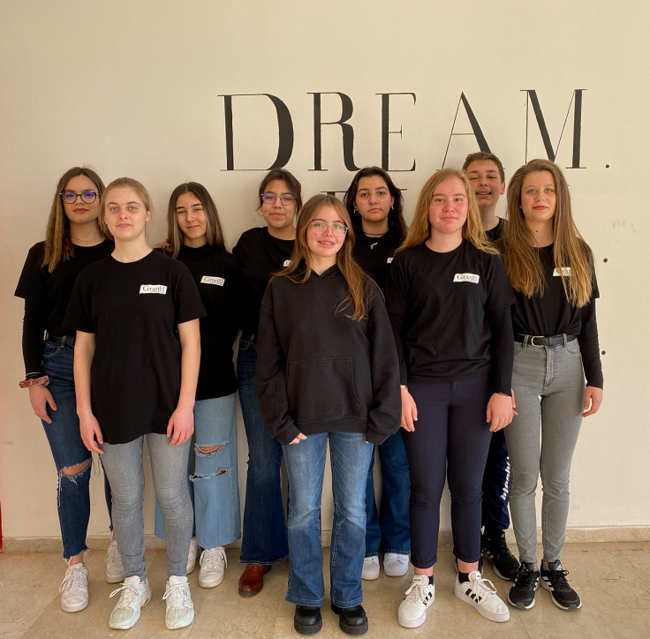 Συγκινεί η Γιάννα Αγγελοπούλου εκθειάζοντας τους μαθητές "επιχειρηματίες" από το ΓΕΛ Θουρίας στην Καλαμάτα