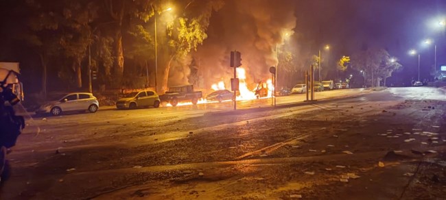 Μπάχαλο ξανά έξω από την Πανεπιστημιούπολη: Τα έκαναν "γυαλιά-καρφιά", τραυματίστηκαν αστυνομικοί, κάηκαν ΙΧ