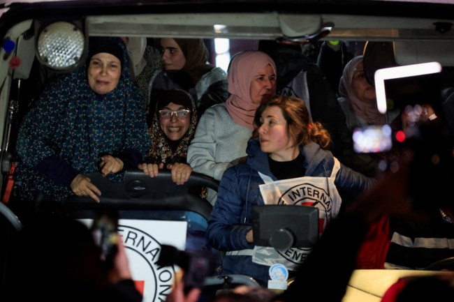 Γάζα: Το Ισραήλ απελευθέρωσε 90 Παλαιστίνιους μετά την επιστροφή 3 ομήρων