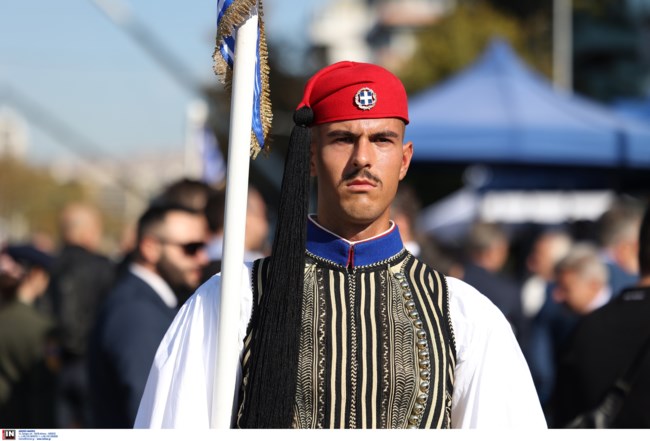 Εθνική υπερηφάνεια και συγκίνηση από τη στρατιωτική παρέλαση στη Θεσσαλονίκη για την 28η Οκτωβρίου [εικόνες - βίντεο]