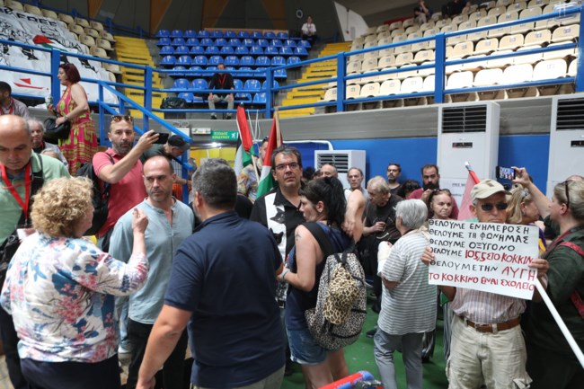 Συνέδριο ΣΥΡΙΖΑ: Παρέμβαση εργαζομένων στο "Κόκκινο" και την "Αυγή" - Ψήφισμα για την καταβολή των δεδουλευμένων τους