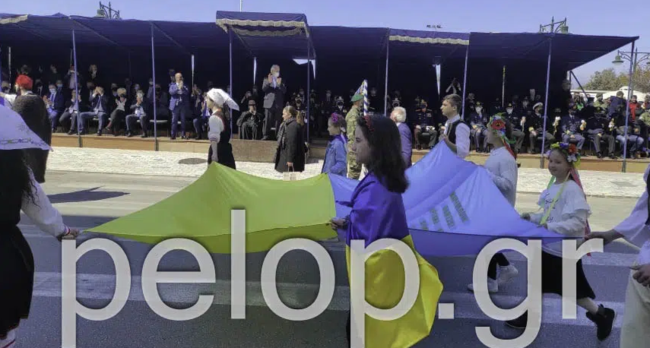 Συγκίνηση: Ουκρανοί πρόσφυγες παρέλασαν στην Πάτρα με μηνύματα ειρήνης [εικόνες - βίντεο]