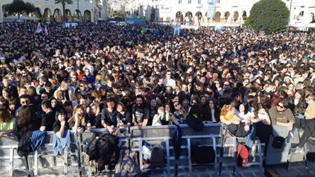 Θεσσαλονίκη: Χιλιάδες κόσμου στη συναυλία κατά της ιδιωτικοποίησης του νερού - Με Θ. Παπακωνσταντίνου και Δεληβοριά