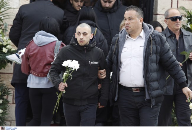 Θρήνος στην κηδεία του 3χρονου στην Καλλιθέα - "Άγγελε, δεν είσαι μόνος, σε αγαπάει όλη η Ελλάδα" [εικόνες]
