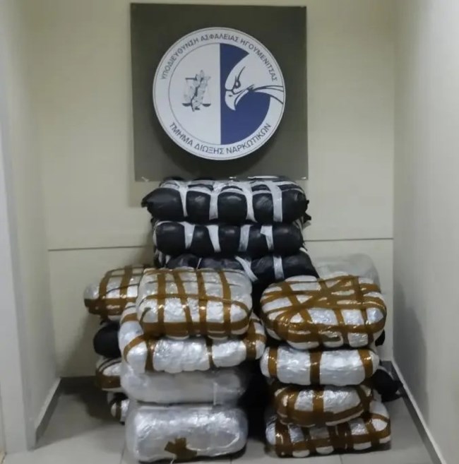 Ηγουμενίτσα: Αστυνομικοί μετέφεραν με υπηρεσιακό όχημα... 102 κιλά κάνναβης- Επεισοδιακή σύλληψη μετά από καταδίωξη