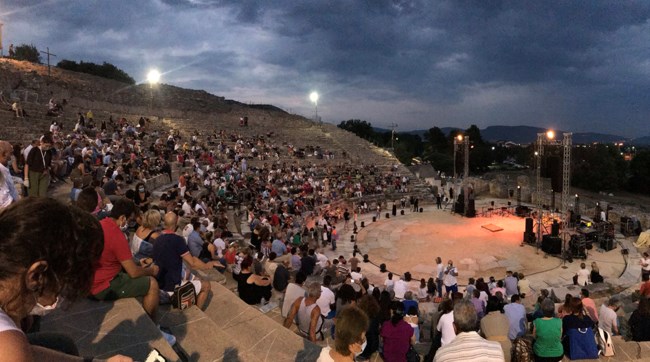 Μάγεψε στη συναυλία στους Φιλίππους ο Σταύρος Ξαρχάκος - Τηρήθηκαν τα μέτρα από τους 1.000 θεατές [εικόνες,βίντεο]