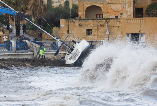 Τραγωδία στη Μάλτα για οικογένεια Πολωνών: Έχασαν τη 13χρονη κόρη τους που παρασύρθηκε από πελώρια κύματα