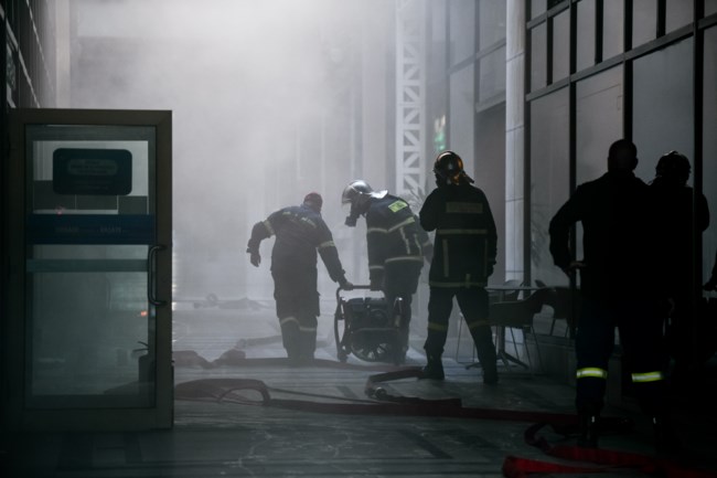 Συναγερμός στην Πυροσβεστική: Πυρκαγιά σε υπόγειο κτιρίου στη Σταδίου όπου στεγάζεται τράπεζα [Εικόνες]