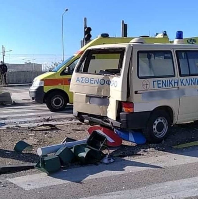 Αγρίνιο: Σφοδρή σύγκρουση ΙΧ με ασθενοφόρο - Δύο τραυματίες [εικόνες]
