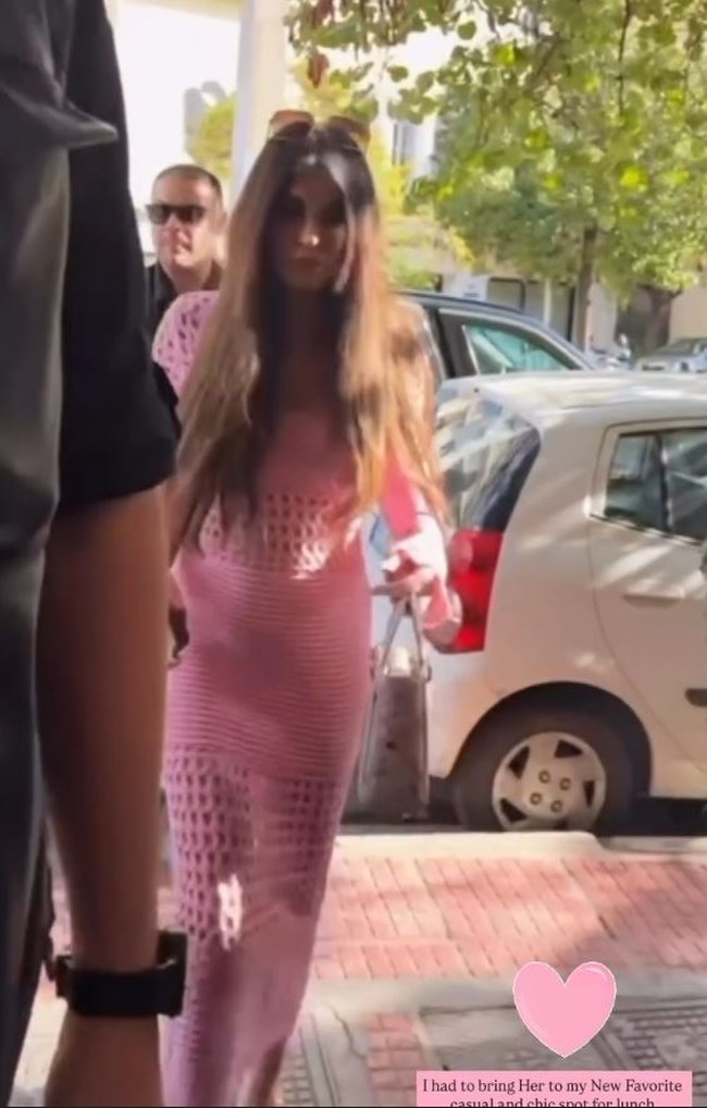 Κίμπερλι Γκίλφoϊλ: Με ροζ crochet φόρεμα σε εστιατόριο στους Αμπελόκηπους, μαζί με τον στιλίστα της
