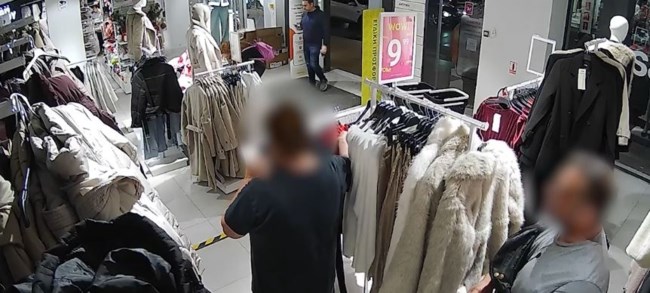 Έκλεβαν ρούχα στην Αθήνα και τα πωλούσαν στην Αλβανία: Καρέ - καρέ πώς η σπείρα "ξάφριζε" τα καταστήματα