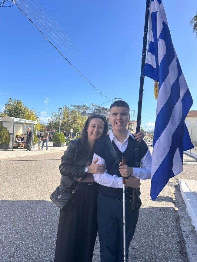 Αγρίνιο: Ο τυφλός σημαιοφόρος που συγκίνησε όλη την Ελλάδα - "Αισθάνθηκα πολύ περήφανος"