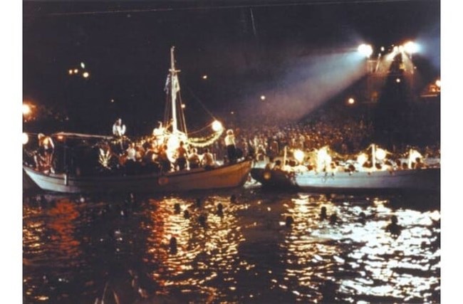 Σαν σήμερα το "πάρτι του αιώνα" στη Βουλιαγμένη - Οταν ο Κηλαηδόνης μετέτρεψε την Ακτή σε Woodstock [εικόνες - βίντεο]
