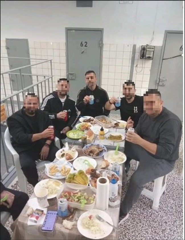Επείγουσα πειθαρχική προκαταρκτική εξέταση για τις φωτογραφίες κρατουμένων που... γλεντάνε μέσα στον Κορυδαλλό