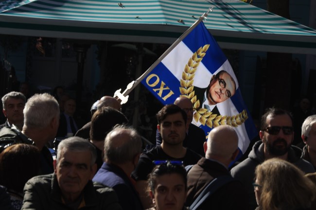 Κηδεία Κώστα Σημίτη: Απρόοπτο έξω από τη Μητρόπολη - Άνδρας εμφανίστηκε με σημαία με τον Ιωάννη Μεταξά [εικόνες]