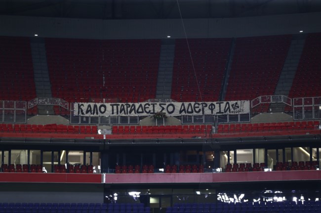 Το συγκλονιστικό πανό των φίλων του ΠΑΟΚ στο άδειο πέταλο στο γήπεδο της Λιόν [εικόνες]