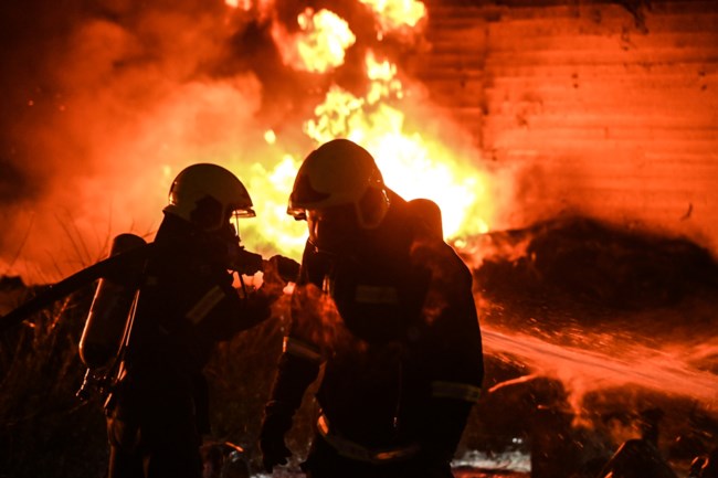 Εικόνες καταστροφής από την φωτιά στην πρώην Pirelli: Κάηκαν δεκάδες λάστιχα, δύσκολη μάχη με τις φλόγες