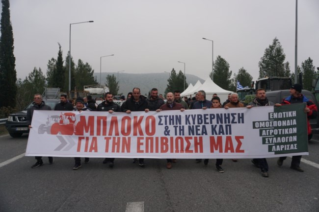 Ξεκίνησαν τα μπλόκα οι αγρότες: Έκλεισαν την Εθνική οδό στον κόμβο της Γυρτώνης [βίντεο - εικόνες]