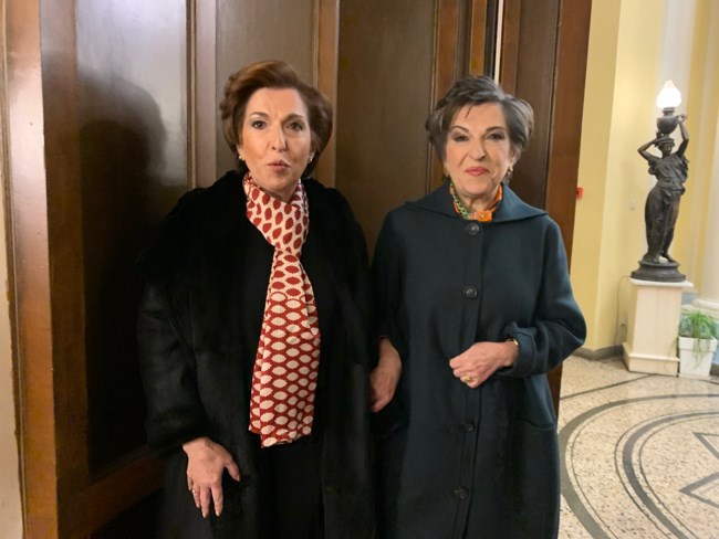 Η Ιωάννα Μάνδρου διπλή: Δείτε την ολόιδια δίδυμη αδελφή της [Εικόνες]