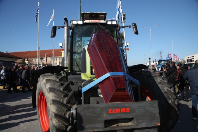Στο λιμάνι της Θεσσαλονίκης οι αγρότες: Έκλεισε η κεντρική πύλη - Με φέρετρα στα τρακτέρ [εικόνες - βίντεο]