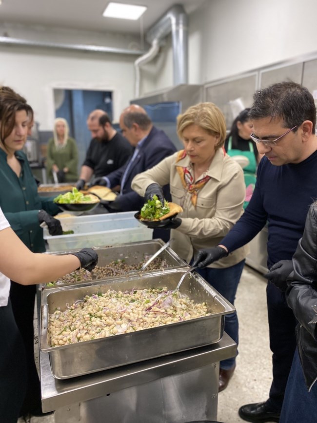 Μίνα Γκάγκα: Έβαψε με τους άστεγους κόκκινα αυγά, μαγείρεψε και σέρβιρε στη δομή αντιμετώπισης φτώχειας στον Πειραιά