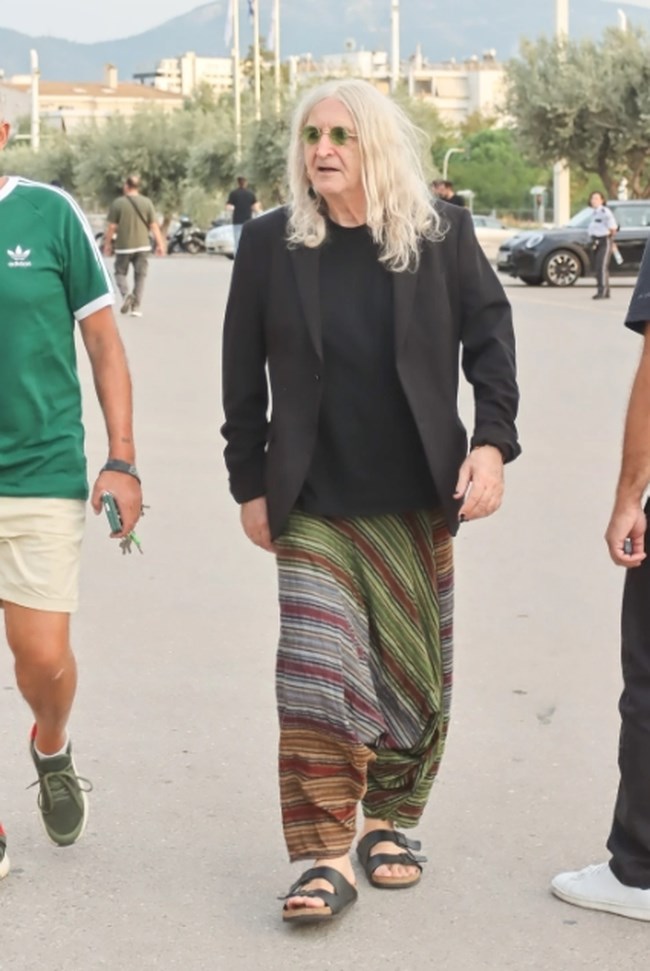 Νίκος Καρβέλας: H νέα εκκεντρική εμφάνιση στο γήπεδο - Με σαλβάρι, σανδάλια και μαύρο μπλέιζερ