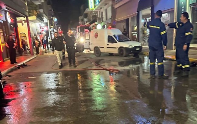 Σοβαρό τροχαίο στην Αρτέμιδα: Η στιγμή που αυτοκίνητο πέφτει πάνω σε πούλμαν [βίντεο]