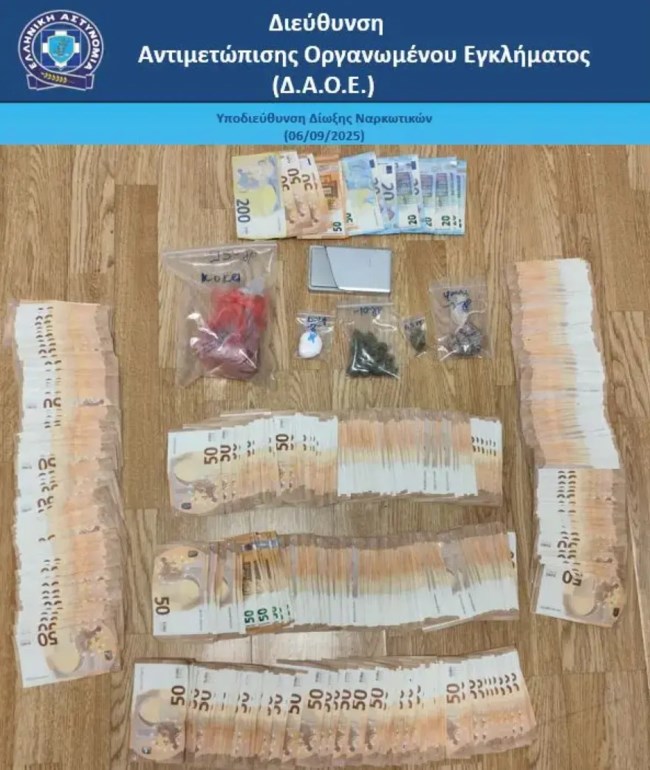 Βούλα: Σύλληψη 28χρονου για κατοχή και διακίνηση ναρκωτικών - Βρέθηκαν κοκαΐνη, κάνναβη και 25.800 ευρώ
