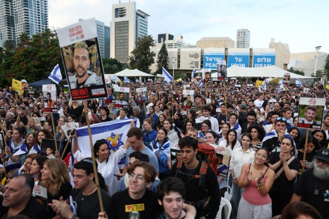 Εκατοντάδες άνθρωποι στην Πλατεία Ομήρων, περιμένοντας την απελευθέρωση των ομήρων