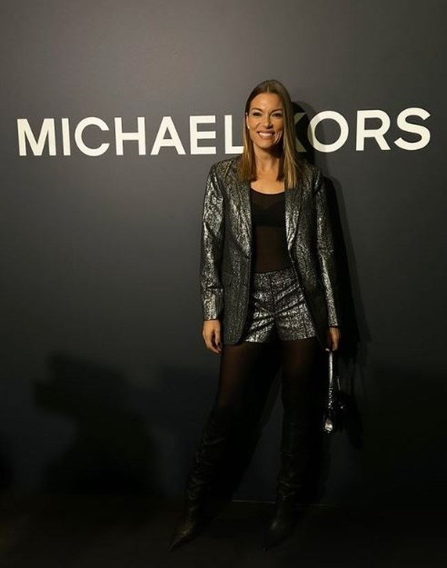 Βίκυ Καγιά: Με blazer shorts outfit στην Αθήνα - H κομψή εμφάνιση με σορτς και μπότες και το τρικ που "'έδεσε" το look της
