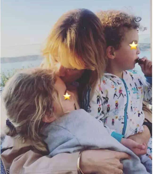 Βίκυ Καγιά: Bόλτα στην παραλία αγκαλιά με τα παιδιά της, Μπιάνκα και Κάρολο [εικόνα]