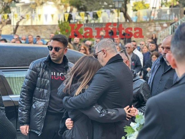 Βασίλης Καρράς: Συντετριμμένες η σύζυγος και η κόρη του - Αγκαλιασμένη η οικογένεια του τραγουδιστή στην εκκλησία [εικόνες]