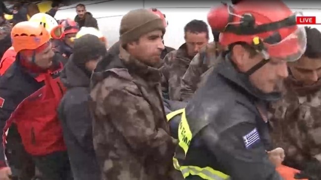 Σεισμός στην Τουρκία: Διέσωσε και έναν 15χρονο η ΕΜΑΚ - 4 διασωθέντες και 3 οι νεκροί - Και δεύτερο κλιμάκιο στέλνει η Ελλάδα