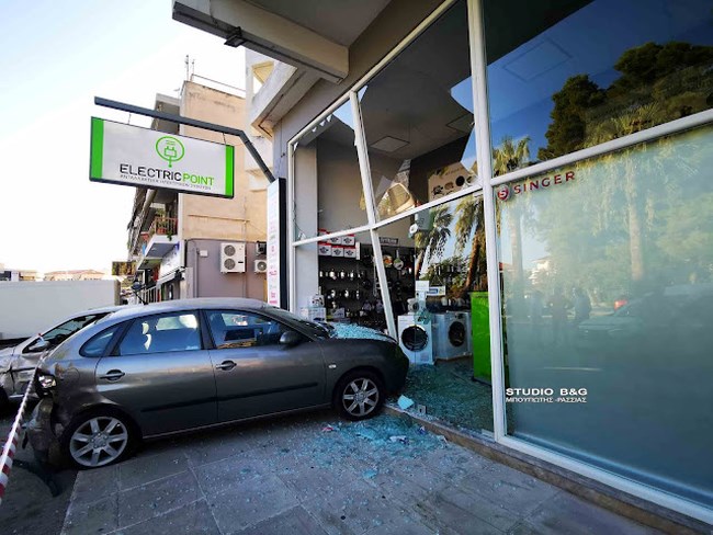 Ναύπλιο: Τρελή πορεία αυτοκινήτου - Μεγάλες φθορές σε οχήματα και κατάστημα [εικόνες - βίντεο]