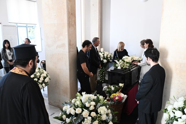 Κηδεία Σπύρου Φωκά: Η συγκλονιστική στιγμή που η σύζυγός του τον αποχαιρετά με το ζεϊμπέκικο που έγραψε ο ηθοποιός